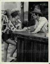 Press Photo Actress Polly Holliday, Colleague in Bar Scene - kfp01871 picture