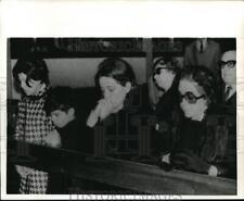 1970 Press Photo Buenos Aires shown praying Sara Aramburu wife of kidnapped picture