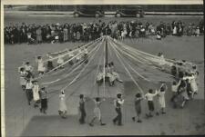 1935 Press Photo Children participate in outdoor Maypole dancing in Milwaukee picture