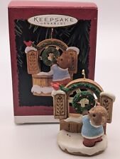 1996 Hallmark Ornament WELCOME SIGN Friends Tender Touches Bear Wreath picture
