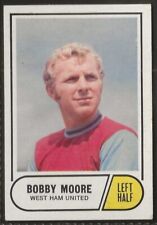 A&BC-FOOTBALL 1969 GREEN BACK FACTS-#025- WEST HAM - BOBBY MOORE  picture