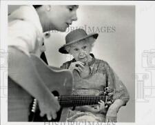 1986 Press Photo Ivy Biglow listens to Lois McCloskey at Foss Home in Seattle picture
