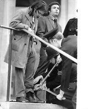 1972 Press Photo Anti Vietnam War Protesters Chained, Police Bolt Cutters London picture