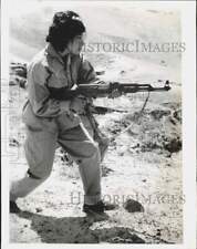 1968 Press Photo An Arab guerrilla girl practicing her rifle shooting picture