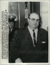 1963 Press Photo John Schneider Jr. escorted to jail after sentencing, Wisconsin picture