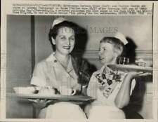 1957 Press Photo Barbara Grass & Pauline Henson, Union Station waitresses in DC picture