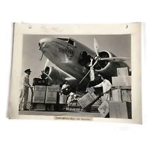 Photo TWA Press 8x10 B&W LOS ANGELES US MAIL Men loading boxes on plane picture
