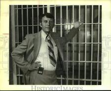 1983 Press Photo Reverend Tom C. Price, Jail Chaplain at Jail Cell - saa21387 picture