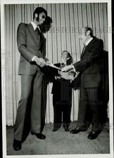 1972 Press Photo Basketballer Kareem Abdul-Jabbar/Jockey Willie Shoemaker Lauded picture