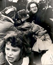 LG81 1961 Wire Photo COMFORTING THE INJURED Anoka Minnesota Tragedy Live Scene picture