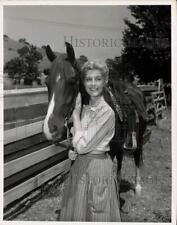 Press Photo Actress Anita Louise poses with the star of 