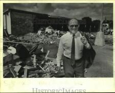 1989 Press Photo Paul Rosenblum in front of the Winn-Dixie at 4901 Prytania picture
