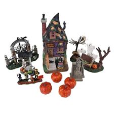🚨 LEMAX Spooky Town Halloween Table Accent Witches Bungalow 75183 + Accesories picture