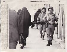 CALVERT * ISRAELI SOLDIERS PATROL GAZA STRIP STREET * 1971 VINTAGE press photo picture