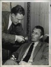 1950 Press Photo Reporter Ed Haaker Interviews Berlin Reuters Chief John Peet picture