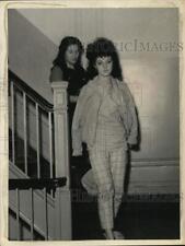 1963 Press Photo Mrs. Albert Brown and Brenda Hotaling in New York - tua63919 picture