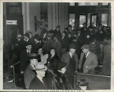 1937 Press Photo Crowds in Evansville on buying tickets to leave the flood area picture