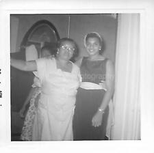 1950's WOMEN Vintage FOUND BLACK+WHITE PHOTOGRAPH Snapshot ORIGINAL 33 44 Z picture