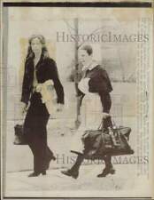 1974 Press Photo Edith Irving leaves Geneva, Switzerland, prison after release. picture
