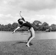 Ballet Dancer Gillian Lynne at the Lido, Hyde Park 1960 OLD PHOTO 3 picture
