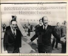1970 Press Photo President Anwar Sadat & King Hussein of Jordan, airport, Egypt picture