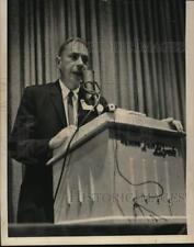 1964 Press Photo Professor Konrad Gries, Latin scholar, speaks at lectern picture