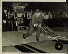 1938 Press Photo Mayor Kelly throws ball down bowling alley - nei05040 picture