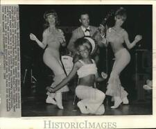 1965 Press Photo Dodgers Maury Wills In Nightclub Act With Go Go Girls In Nevada picture