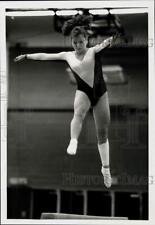 1989 Press Photo Candy Zollitsch of Oswego during gymnastics floor exercise. picture