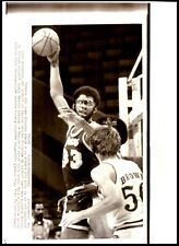 KAREEM ABDUL-JABBAR Milwaukee Bucks 1975 Original Wire Press Photo picture