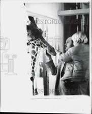 1975 Press Photo Woodland Park Zoo Naturalist Gary Ballew, Mary Fite Pet Giraffe picture
