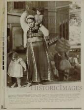 1973 Press Photo Bedouin woman and her children in Bethlehem's Manger Square picture