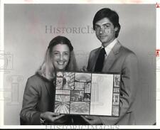 1980 Press Photo Karen and John Godt with the poster - cva14830 picture