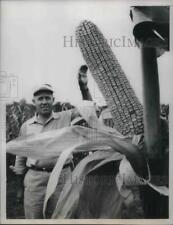 1958 Press Photo William Odom, research and plant breeding program, shows corn picture