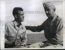 1944 Press Photo Bill Wilson of United Press gets info from Lt.Gen. Eichelberger picture