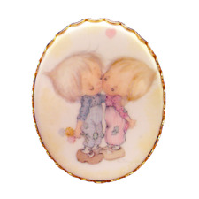 RARE Hallmark PIN Cameo Vintage BETSEY CLARK & BEAU Kissing SWEETHEARTS 1973 picture