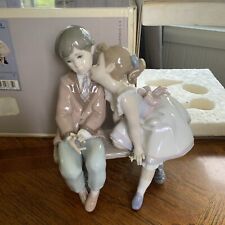 Lladro Figurine TEN AND GROWING GIRL KISSING BOY ON A BENCH #7635 Mint Box picture