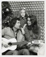 Press Photo Cliff DeYoung, Elizabeth Cheshire and Barbara Hershey sing in scene picture
