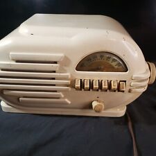 Antique Belmont 6D111 Tube Table Radio - 1946 - Cream Video picture