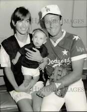 1989 Press Photo Corbin Bernsen & Amanda Pays, Son Oliver at Dodger Stadium picture