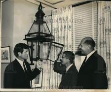 1967 Press Photo Senator Edward Kennedy Examines Lamp in Boston's Federal Bldg. picture