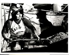 LG44 1981 Original Sue Ogrocki Photo WOMAN MINER SHOVELS COAL ONTO CONVEYOR BELT picture