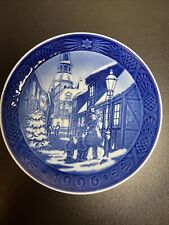 1996 Royal Copenhagen Christmas Plate LIGHTING THE STREET LAMPS Box Included picture