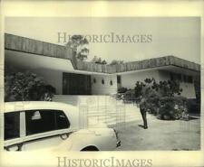 1971 Press Photo Actor Glenn Ford in Front of His Home Near Beverly Hills picture