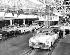 1952 CHEVROLET ASSEMBLY LINE PHOTO  (213-d) picture