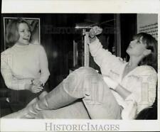 1977 Press Photo Actresses Ellen Burstyn, Marthe Keller Talk Shop, NYC picture
