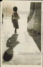 1938 Press Photo A sentry on duty outside of Buckingham Palace in London picture