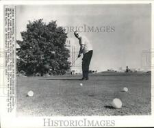 1965 Press Photo President Johnson Putting at Bethesda Naval Hospital Grounds picture