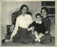 1951 Press Photo Mrs. Robert Pike Howard, Miss Joan Schwing, Master Scott Howard picture