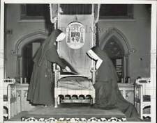 1958 Press Photo Nuns straighten Samuel Cardinal Stritch's throne in Chicago picture